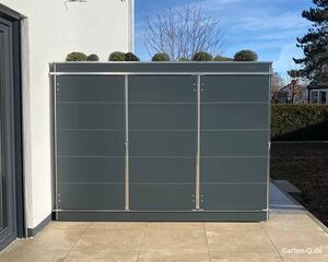 Moderne Gartenbox mit Pflanzen auf dem Dach, platziert auf einer Terrasse neben einem Haus.